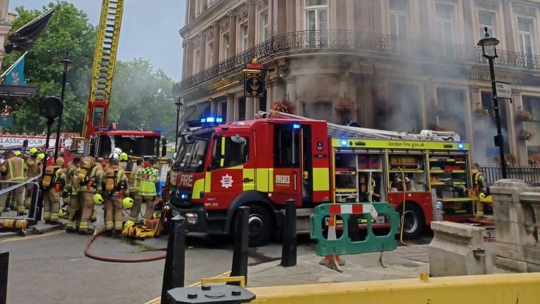 Huge plumes of smoke pour from Trafalgar Square pub as firefighters tackle blaze