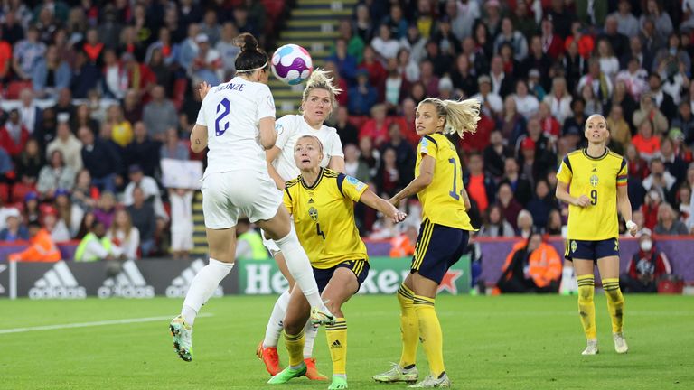 Lucy Bronze headed England&#39;s second goal