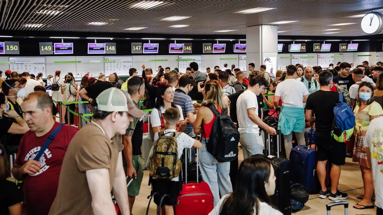 I passeggeri aspettano all'aeroporto di Madrid-Barajas.  Foto: A.P