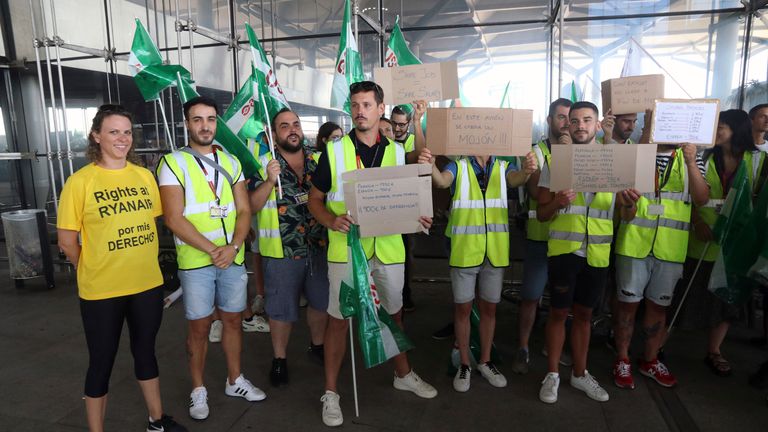 Los trabajadores de Ryanair y EasyJet se reúnen a las puertas del Aeropuerto Costa del Sol de Málaga.  Foto: AP