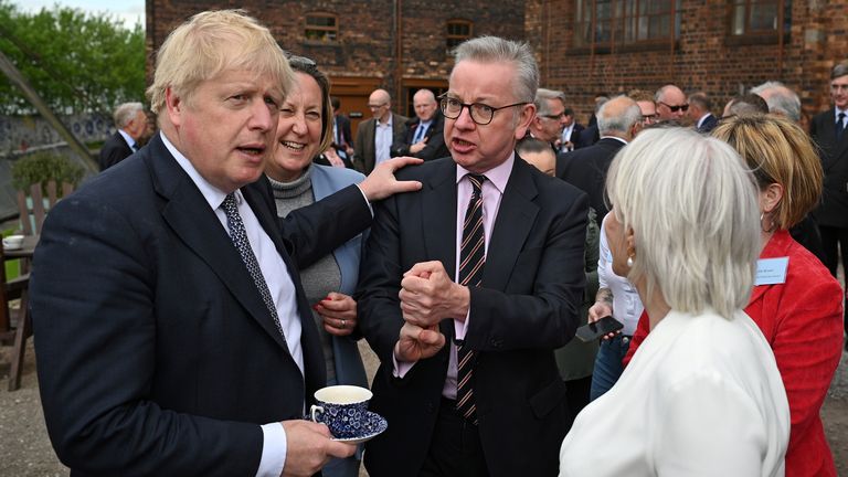 British Prime Minister Boris Johnson, International Trade Secretary Anne-Marie Trevelyan, Secretary of State for Housing and Communities Michael Gove and Culture Secretary Nadine Dorries talk with local business leaders after a Cabinet away meeting at a pottery in Stoke-on-Trent, central England, Britain May 12, 2022. Oli Scarff/Pool via REUTERS
