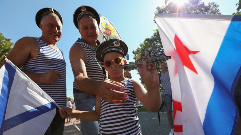 Люди празднуют День ВМФ России в Севастополе, Крым