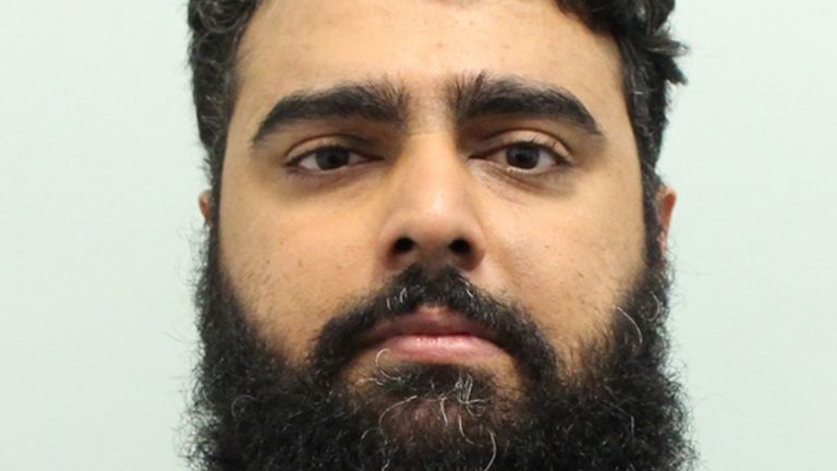 İngiltere'den Dubai'ye 100 milyon sterlinden fazla kirli nakit kaçıran bir çetenin parçası olan Slough'dan 29 yaşındaki Muhammed Geyas İlyas'ın Ulusal Suç Dairesi tarafından yayınlanan tarihsiz broşür fotoğrafı.  İlyas, iki seyahatinde toplam 2,5 milyon sterlin aldı ve Şubat 2020'de Heathrow'a dönüş uçuşunda, Sınır Kuvvetleri görevlilerinin havaalanında kaybolan ve içinde 431 bin sterlin nakit bulunan bir çanta bulmasının ardından tutuklandı.  Yayın tarihi: 28 Temmuz 2022 Perşembe.