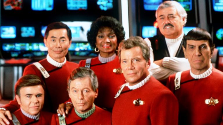 Die Crew des Raumschiff Enterprise Walter Koenig (lr), George Takei, Deforest Kelley, Nichelle Nichols, William Shatner, James Doohan and Leonard Nimoy in a movie scene "Star Trek VI", Enterprise (Archivfoto aus dem Jahr 1992).  Der «Mr.  Spock »-Darsteller Leonard Nimoy ist einem Bericht der« New York Times »zufolge gestorben.  Photo by: Paramount / picture-alliance / dpa / AP Images