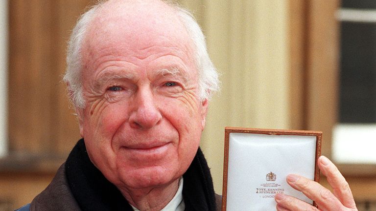 4 November 1998 photo of Peter Brook outside Buckingham Palace after receiving the Badge of a Member of the Medal of Honor from the Queen.  According to reports in the French media, the highly influential British film and theater director has died at the age of 97. Brook, who has lived in France since the early 1970s, has won numerous awards. including Tonys, Emmys and an Olivier during his seven-decade career in the arts.  Release date: Sunday, July 3, 2022.