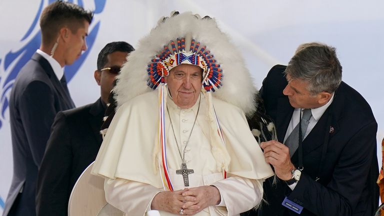 Stol tennis af Pope Francis dons feathered headdress as he apologises for Catholic  Church's role in Canadian indigenous school abuse | World News | Sky News
