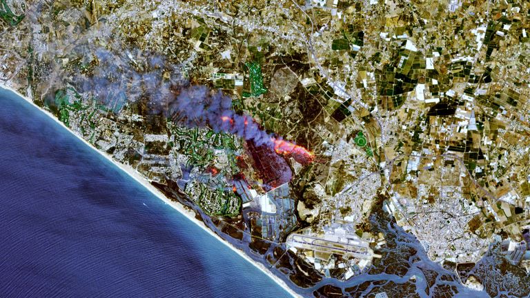 Bir uydu görüntüsü, 13 Temmuz 2022, Faro, Portekiz'de bir orman yangınını gösteriyor. Avrupa Birliği'nin izniyle, Copernicus Sentinel-2 Görüntüler @DEFIS_EU/Handout tarafından REUTERS aracılığıyla işlendi BU GÖRÜNTÜ ÜÇÜNCÜ BİR TARAF TARAFINDAN TEMİN EDİLMİŞTİR.  ZORUNLU KREDİ.  LOGOYU ENGELLEMEYİN