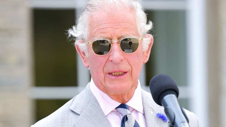 El Príncipe de Gales durante una fiesta en el jardín en Poconnock House, Lastwithiel, Cornwall, para conmemorar los 70 años como jefe del Ducado de Cornualles, en el primer día de la visita anual del Príncipe de Gales al suroeste.  Fecha de la película: lunes 18 de julio de 2022.