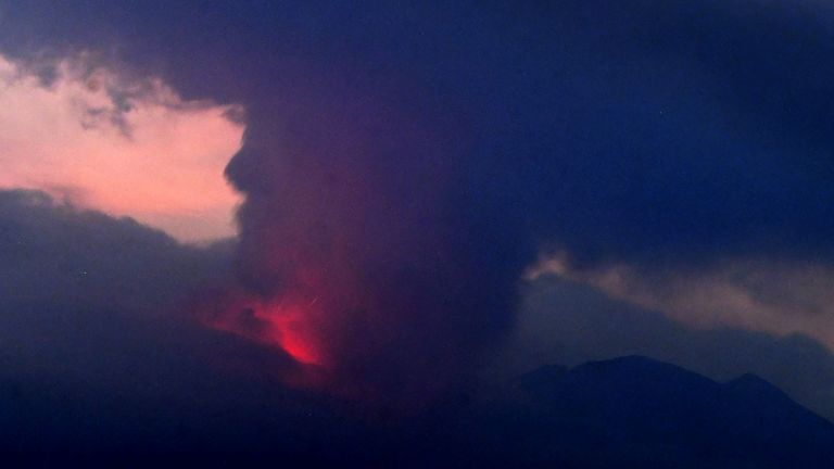 Remote image camera captures eruption at Sakurajima