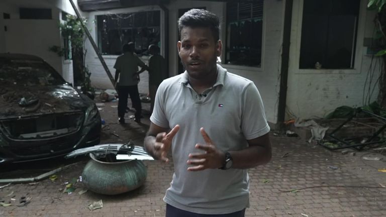 Sandun Fernando shows us the prime minister&#39;s house in Colombo, after protesters burned it