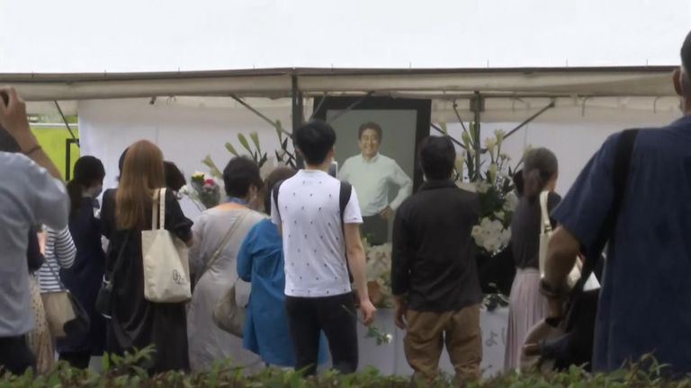 Die Menschen stehen Schlange, um Shinzo Abe ihre Ehrerbietung zu erweisen