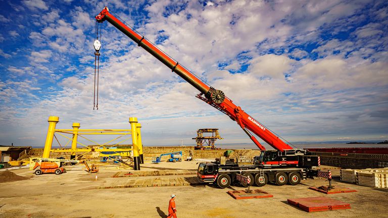 Una de las instalaciones de arte público más grandes del Reino Unido, Monster, una plataforma costa afuera del Mar del Norte fuera de servicio, llega a Weston-super-Mare, North Somerset.  Fecha de la película: miércoles 13 de julio de 2022.