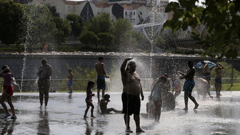 Segunda onda de calor do verão atinge a Espanha Pessoas se refrescam em uma fonte no Madrid Rio Park durante a segunda onda de calor do ano em Madrid, Espanha, 14 de julho de 2022.  REUTERS/Isabel Infantes