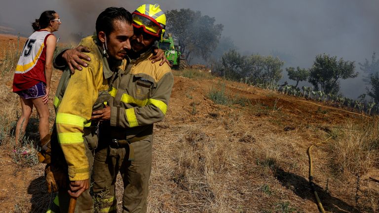 Strażacy pracują w miejscu ogromnego pożaru, gdy Hiszpania przeżywa drugą falę upałów w tym roku, w Faramontanos de Tabara w Hiszpanii, 19 lipca 2022 r. REUTERS / Borja Suarez