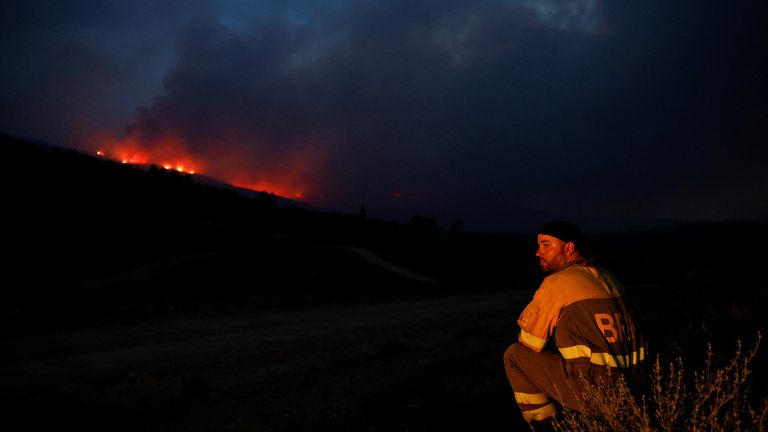 Bombeiro Jorge Martin aguarda ordens durante a segunda onda de calor do ano perto de Serradilla del Arroyo Bombeiro Jorge Martin aguarda ordens enquanto fogo é visto no horizonte durante a segunda onda de calor do ano perto de Serradilla del Arroyo, Espanha, 14 de julho de 2022. Vera