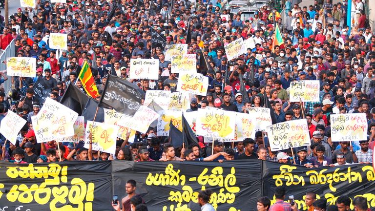 Des manifestants tiennent des slogans antigouvernementaux lors d'une marche de protestation à Colombo.  Photo : AP 