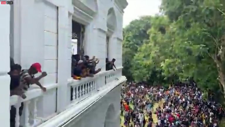 抗议者冲进斯里兰卡总统府。 图片：新闻剪报