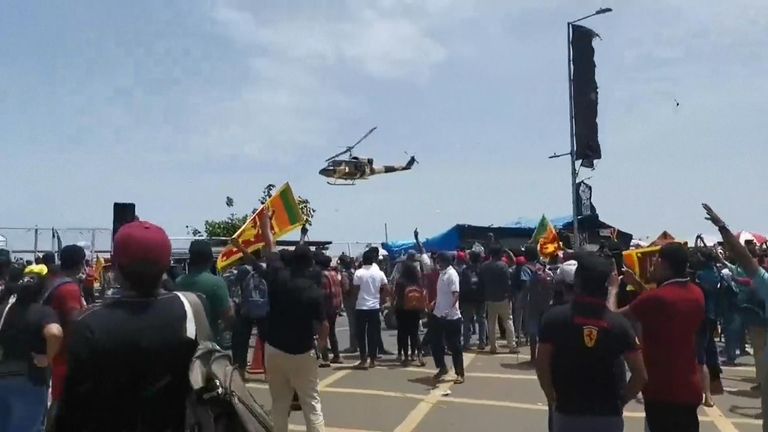 Helicóptero militar volando cerca de manifestantes en Sri Lanka