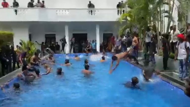 Protestocular Sri Lanka'da başkanlık sarayını bastı ve yüzme havuzunu denedi