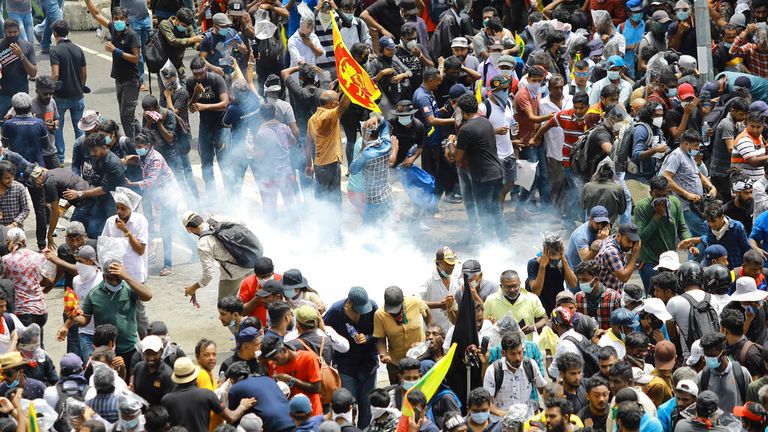 Un obus lacrymogène tiré par la police atterrit dans la foule des manifestants à Colombo. Photo : AP 
