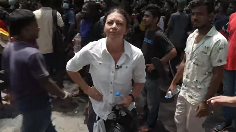 Nicole Johnston ist in Sri Lanka, während die Proteste weitergehen