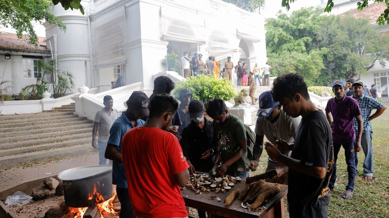 Menschen kochen im Garten der Residenz des Premierministers