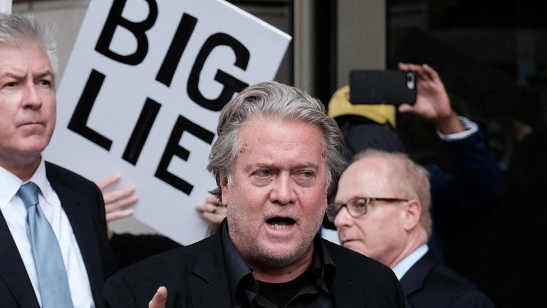 Mantan kepala strategi Gedung Putih Trump Steve Bannon berbicara kepada media saat ia berangkat setelah persidangannya atas penghinaan Kongres atas penolakannya untuk bekerja sama dengan Komite Pemilihan DPR AS yang menyelidiki serangan 6 Januari 2021 di Capitol, di Pengadilan Distrik AS di Washington, AS, 21 Juli 2022. REUTERS/Michael A. McCoy