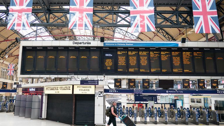 Мъж минава покрай таблата за заминаване на гара Виктория в Лондон, тъй като влаковете продължават да бъдат прекъсвани след национална стачка на членовете на синдикатите на железниците, корабоплаването и транспорта заедно с работниците на лондонското метро в остър спор за заплатите, работните места и условията.