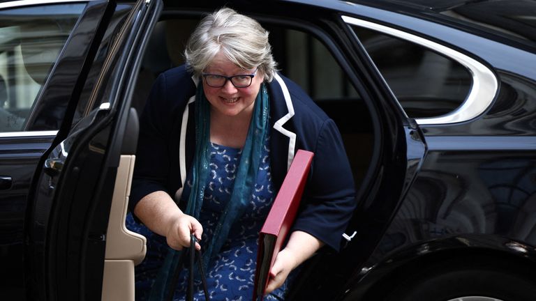 Министр труда и пенсий Великобритании Тереза ​​Коффи на Даунинг-стрит в Лондоне, Великобритания, 19 июля 2022 года. REUTERS/Henry Nicholls
