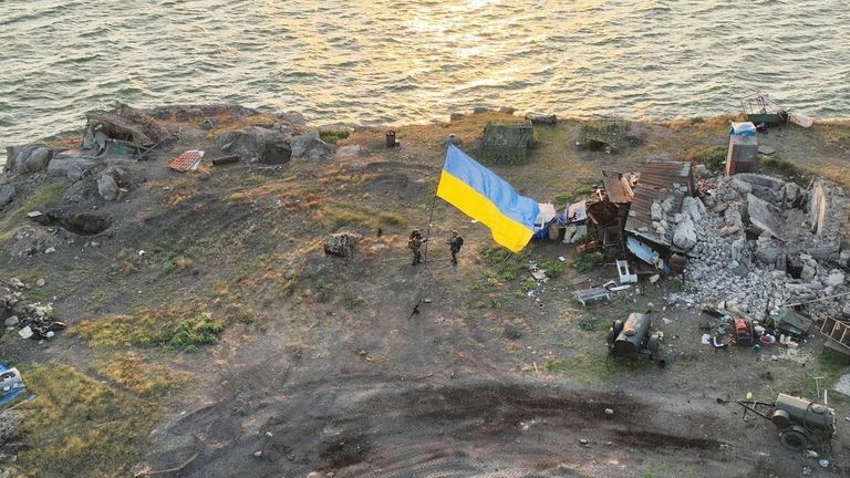 Die ukrainische Flagge weht über Snake Island, nachdem die russischen Streitkräfte abgewehrt wurden.  Foto: Ukrainisches Innenministerium