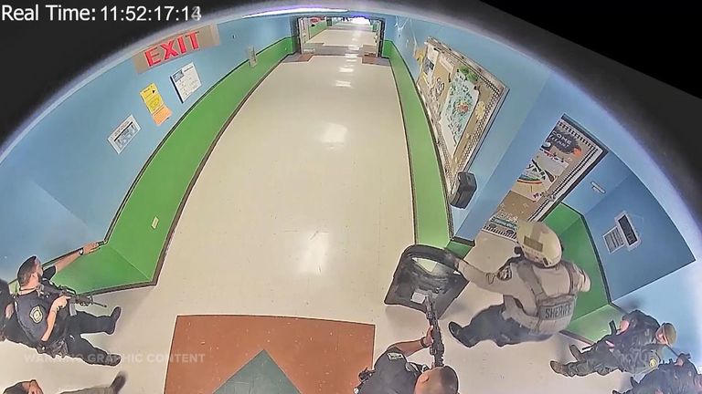 Il a fallu 77 minutes aux agents pour prendre d'assaut la salle de classe et échanger des coups de feu avec le tireur.  Pic: Homme d'État américain d'Austin