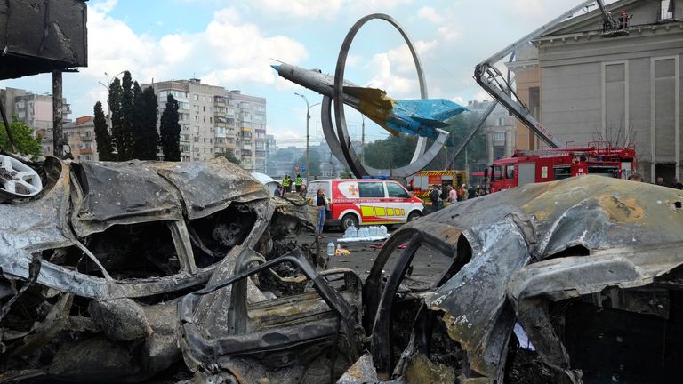 Mobil yang hancur dan puing-puing lainnya berserakan di daerah tersebut setelah serangan rudal jelajah Rusia di Vinnytsia