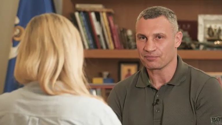 Sally Lockwood, Kiev Belediye Başkanı Vitali Klitschko ile röportaj yapıyor