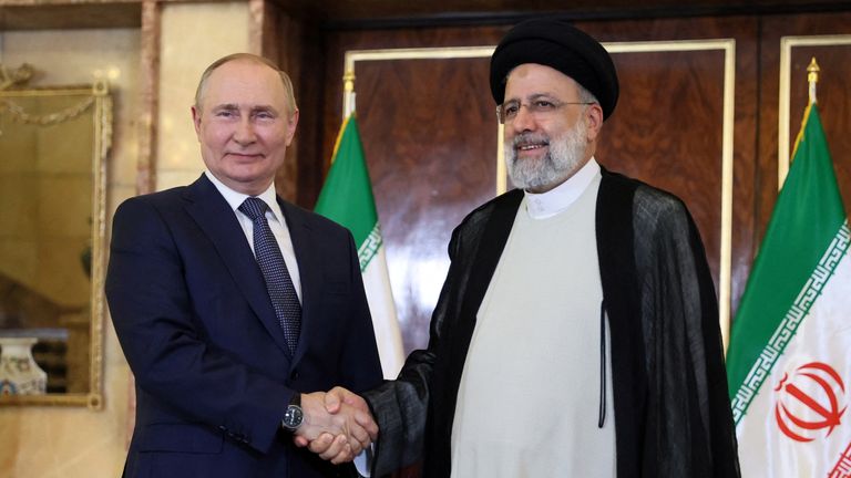 Le président russe Vladimir Poutine se serre la main avec le président iranien Ebrahim Raisi lors d'une réunion à Téhéran, Iran le 19 juillet 2022. Spoutnik/Sergei Savostyanov/Pool via REUTERS ATTENTION ÉDITEURS - CETTE IMAGE A ÉTÉ FOURNIE PAR UN TIERS.