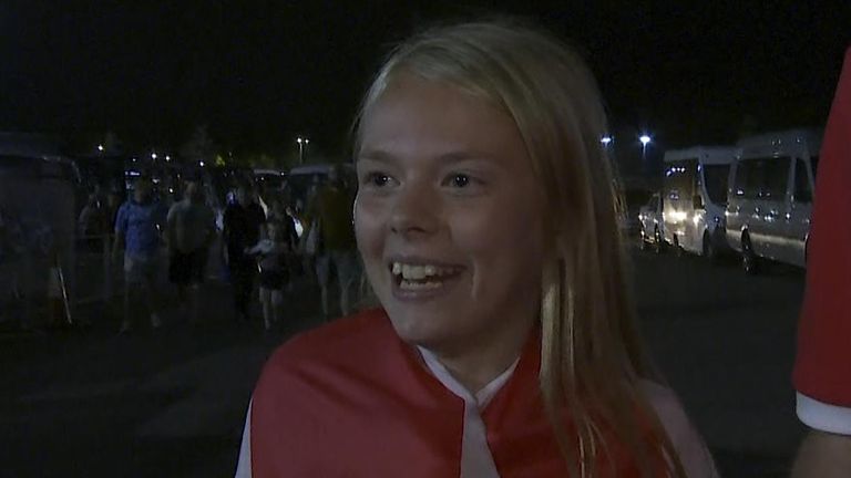 Happy reaction from England fans as the women&#39;s team qualifies for Euro 2022 semi-finals