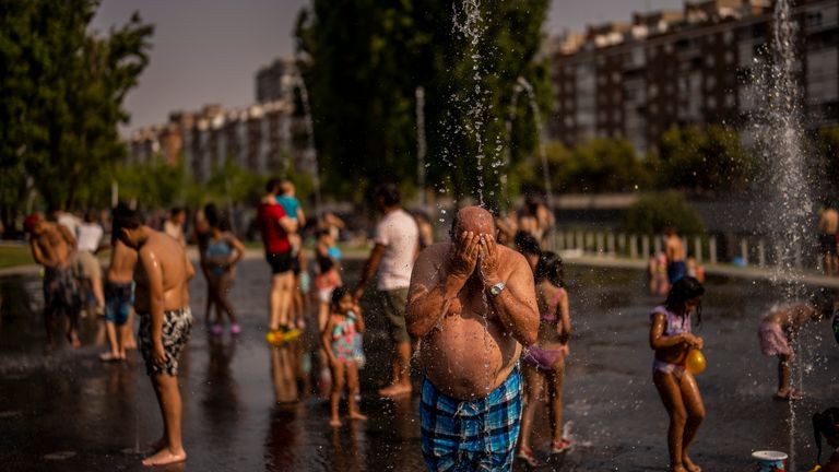 Die Menschen genießen die Ruhe an einem Stadtstrand im Madrider Rio Park in Madrid, Spanien, Mittwoch, 13. Juli 2022. Meteorologen sagen, dass Spanien voraussichtlich seine zweite Hitzewelle in weniger als einem Monat erleben wird und dass sie mindestens bis zum andauern wird Wochenende.  Fieberhafte Luftmassen und warme afrikanische Winde treiben die Temperaturen auf der Iberischen Halbinsel über ihre üblichen hohen Werte hinaus, sagten Meteorologen.  (AP Foto/Manu Fernandez)