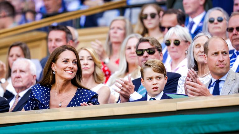 10 July 2022, Great Britain, London: Tennis: Grand Slam/ATP Tour - Wimbledon, Singles, Men, Final. Kate (l-r), Duchess of Cambridge, Prince George and Prince William, Duke of Cambridge, sitting in the royal box at the All England Lawn Tennis and Croquet Club. Photo by: Frank Molter/picture-alliance/dpa/AP Images