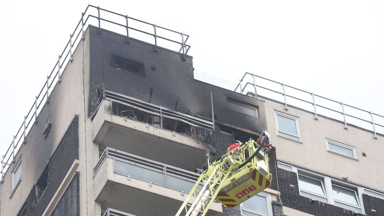 Los servicios de emergencia se encontraban en el lugar en Manwood Street, North Woolwich, con alrededor de 100 bomberos y 15 camiones de bomberos que combatían el incendio en un bloque de apartamentos en Docklands, al este de Londres.  Fecha de la película: miércoles 20 de julio de 2022.