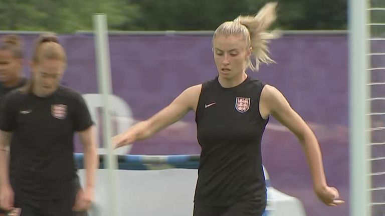 La veille de la finale de l'Euro féminin, l'équipe d'Angleterre fait tout ce qu'elle peut pour s'entraîner.