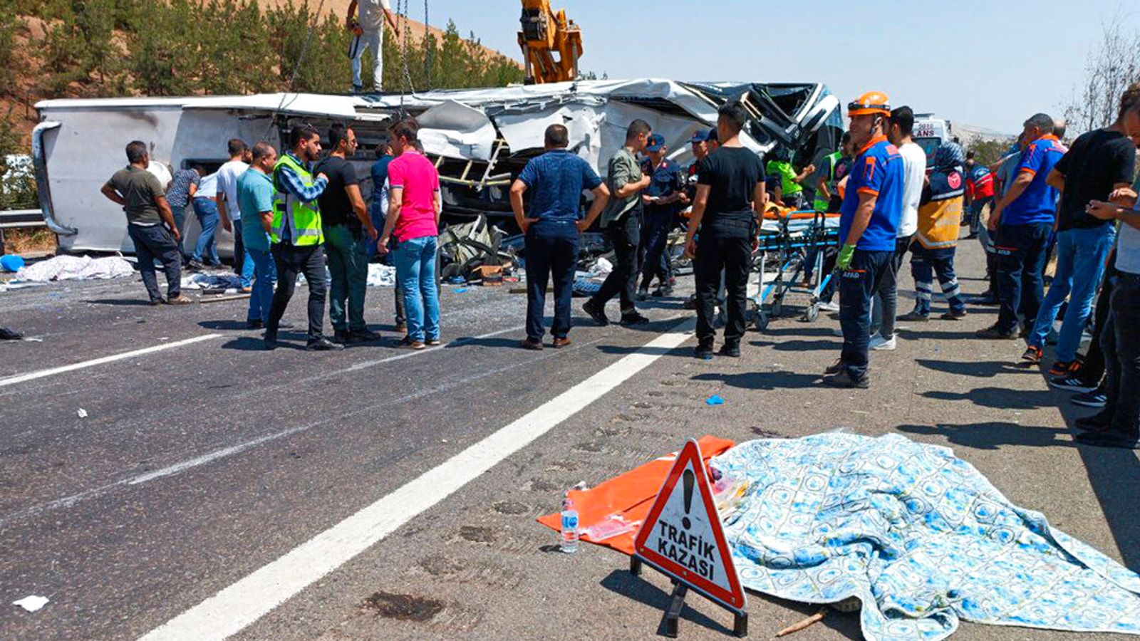 トルコでの交通事故で救急隊員とバスが衝突して死亡した人々のうち、救急隊員と消防士 | 世界のニュース