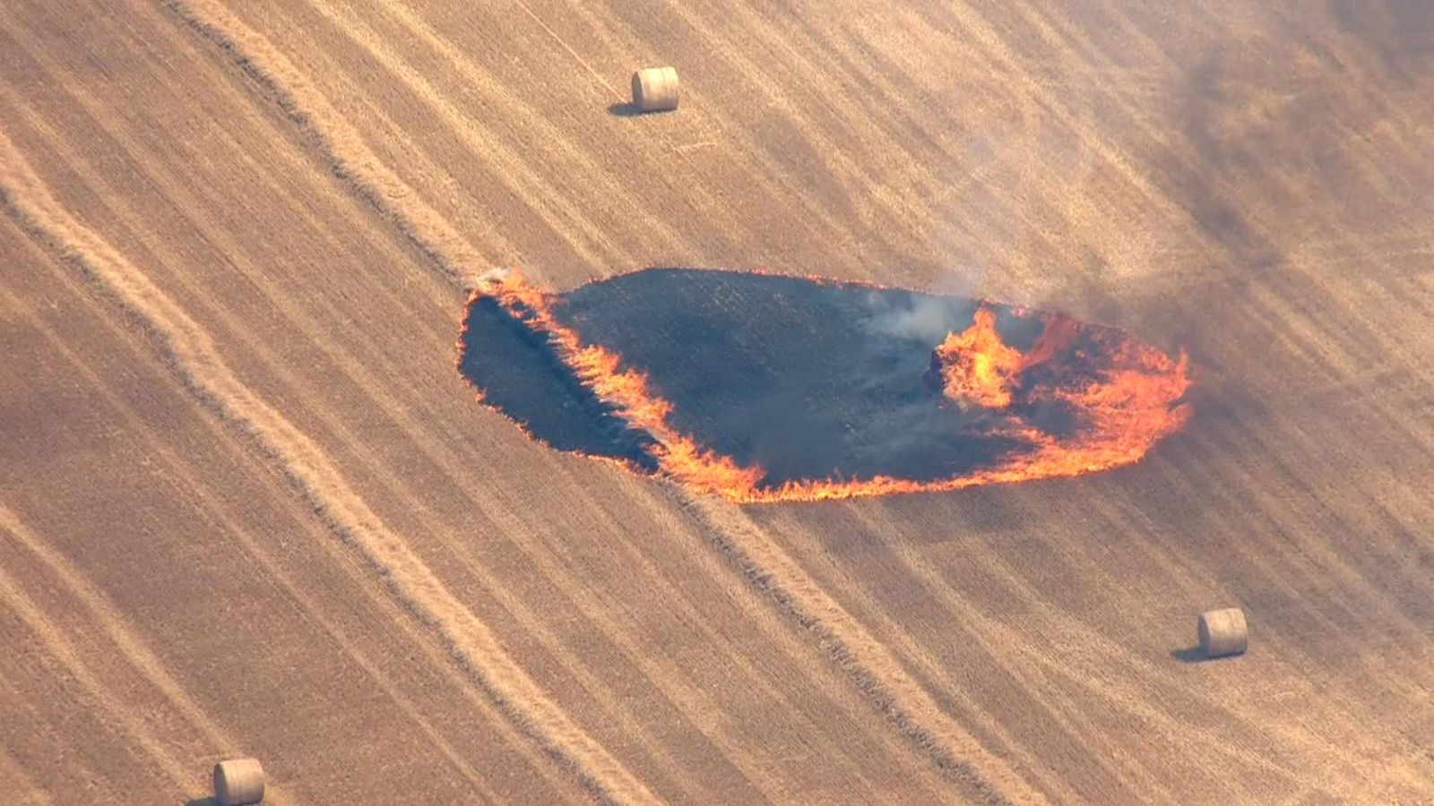 Field fires break out in England as temperatures rise News UK Video