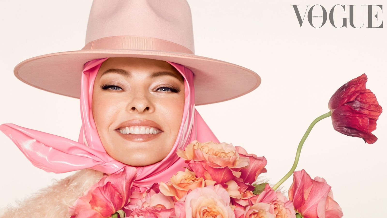 Linda Evangelista pozuje przed brytyjskim Vogue z taśmą klejącą przytrzymującą jej twarz po tym, jak została „oszpecona” |  Ents & Arts News