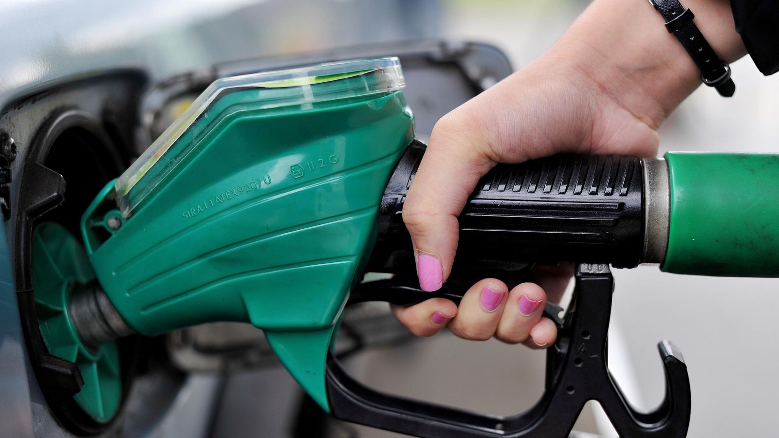 Drivers missing out on 10p cut in petrol prices, says RAC