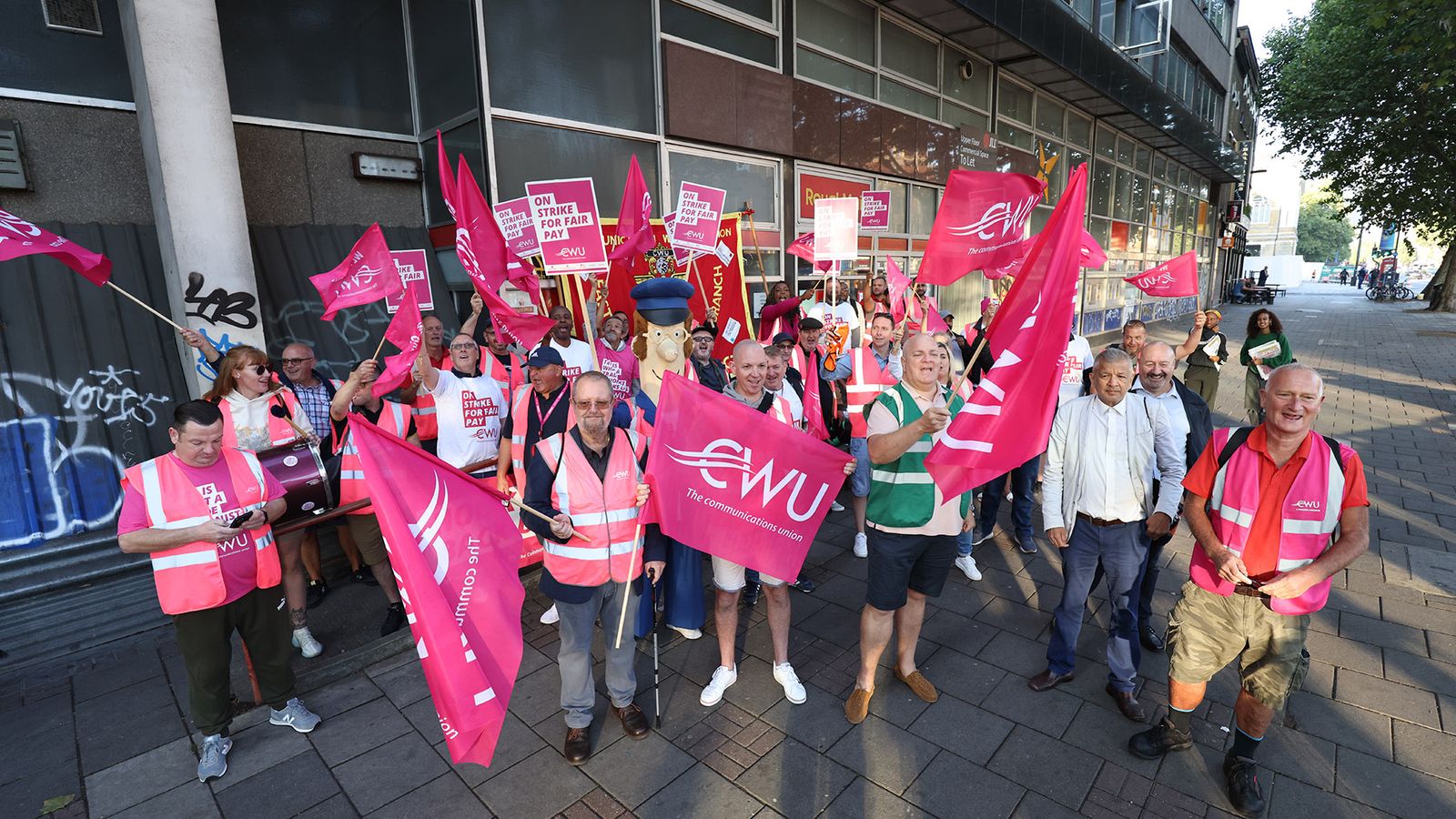 royal-mail-reports-319m-half-year-loss-and-blames-economy-and