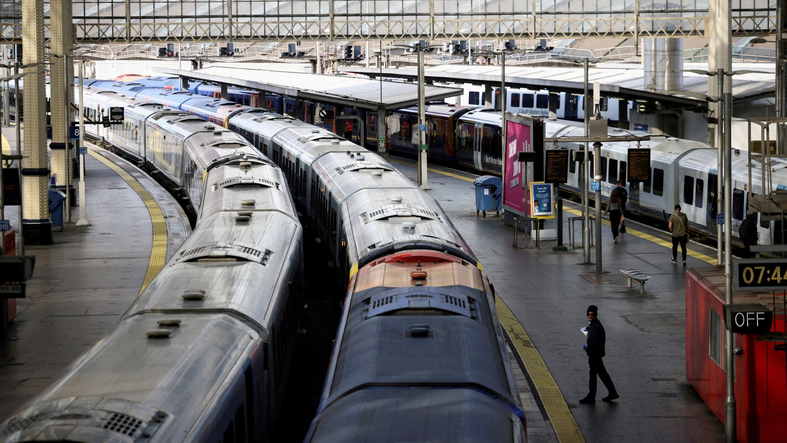 الإضرابات بالسكك الحديدية: السبت 8 أكتوبر تعطل والطرق التي ستتأثر – بما في ذلك بعض خدمات Overground و Tube |  أخبار المملكة المتحدة