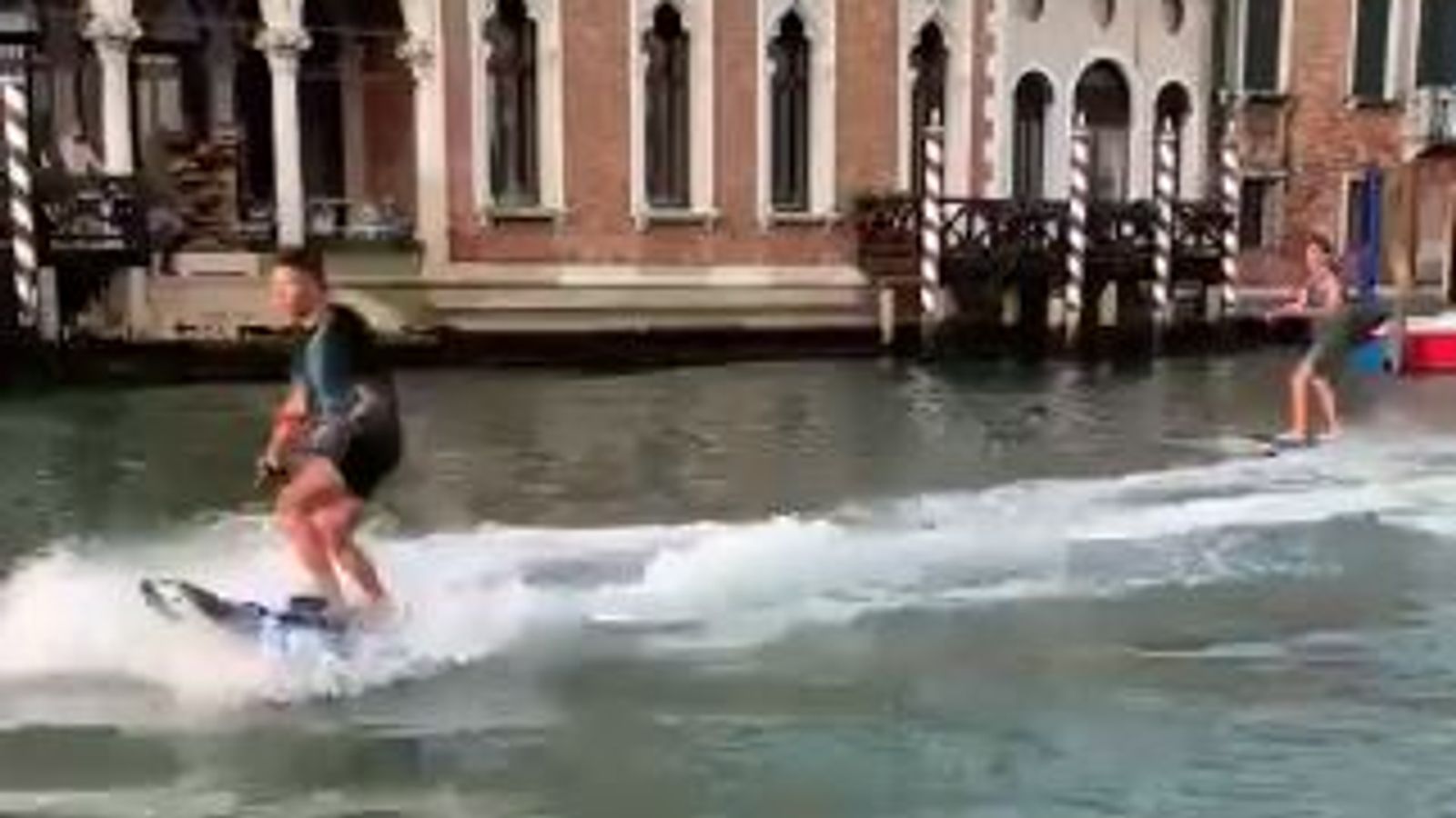 „Idiotische“ Surfer verärgern den Bürgermeister von Venedig, nachdem sie den Canal Grande hinuntergerast sind |  Weltnachrichten