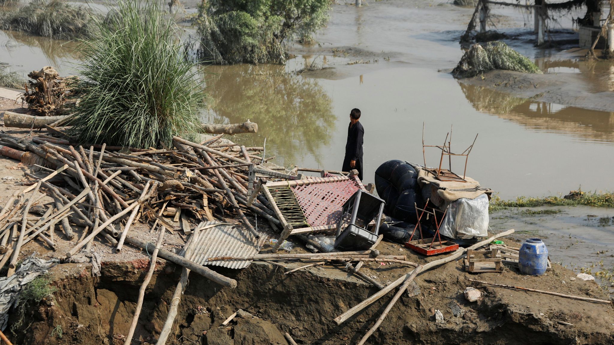 'Nobody cares about us': Death and despair as Pakistanis flee homes ...