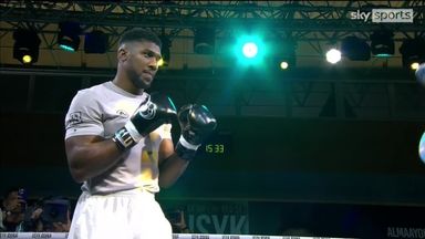Joshua smashes the pads at public workout