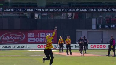 'What a grab that is!' | Glenn takes incredible one-handed catch 