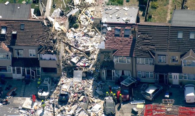 Four-year-old girl dies in house explosion in south London – MKFM 106.3FM